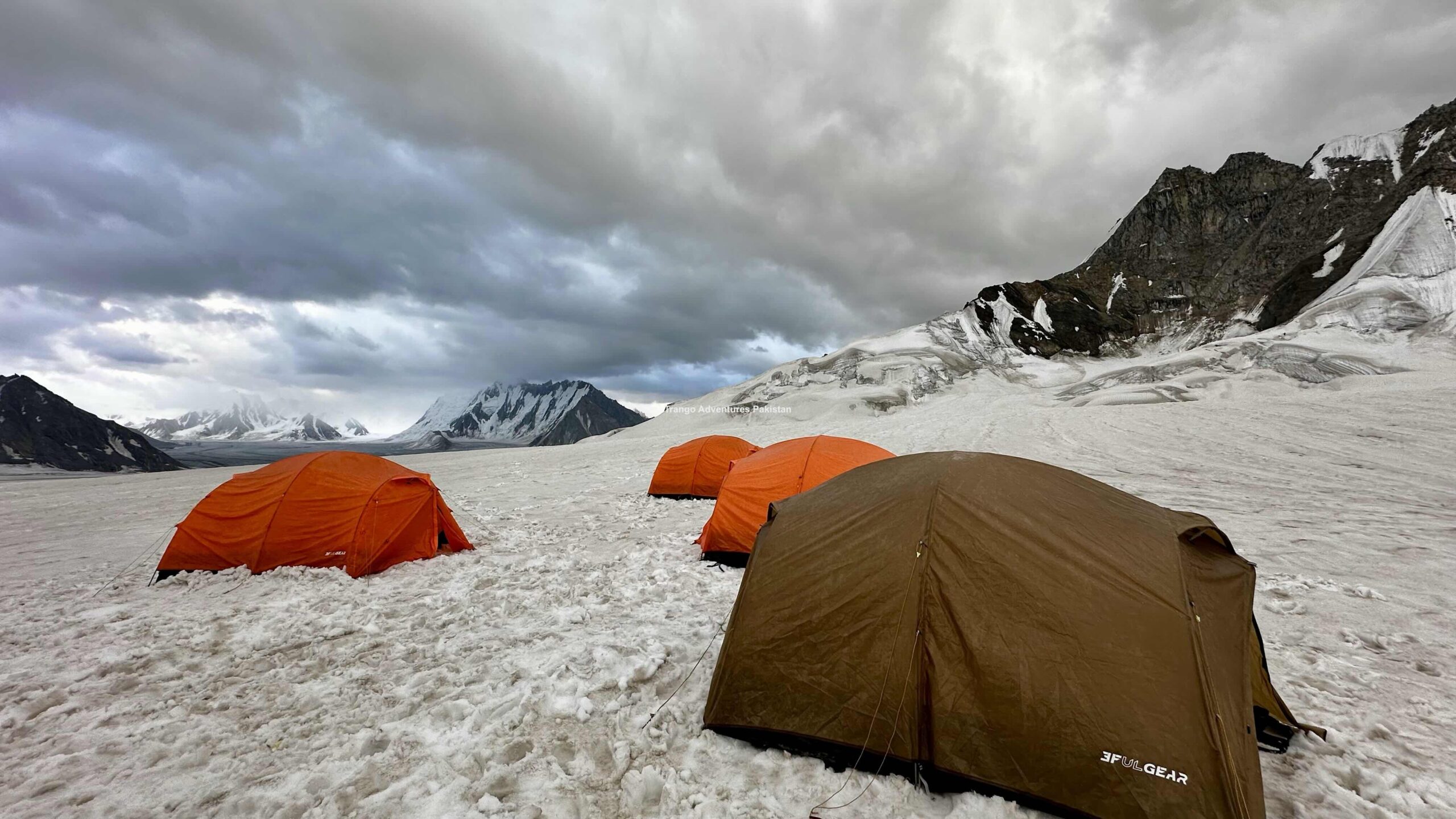 HISPAR LA BASE CAMP,(4,590m)